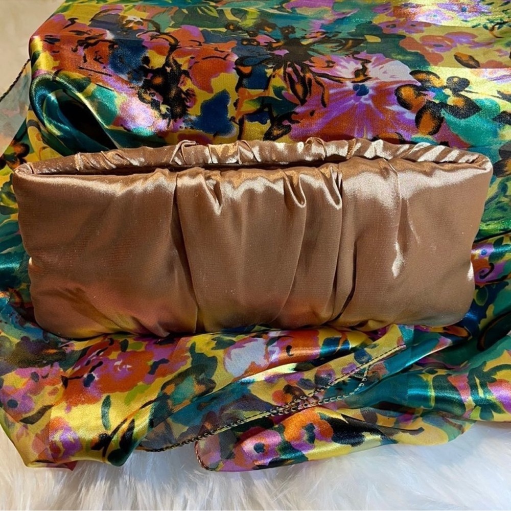 NEW 
STEVE MADDEN 
DALIA
CLUTCH